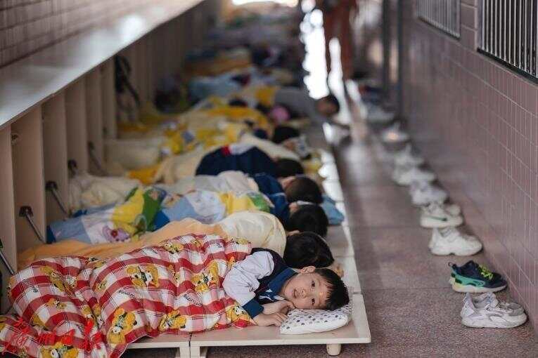 新国标前广深两地已解锁“躺平午休”冰球突破技巧中小学生午休课桌椅出(图3) 新国标前广深两地已解锁“躺平午休”冰球突破技巧中小学生午休课桌椅出(图3)