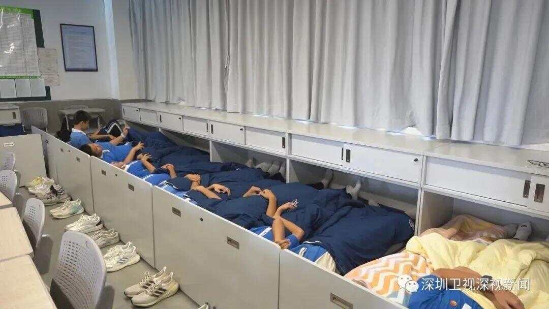 新国标前广深两地已解锁“躺平午休”冰球突破技巧中小学生午休课桌椅出(图1) 新国标前广深两地已解锁“躺平午休”冰球突破技巧中小学生午休课桌椅出(图1)
