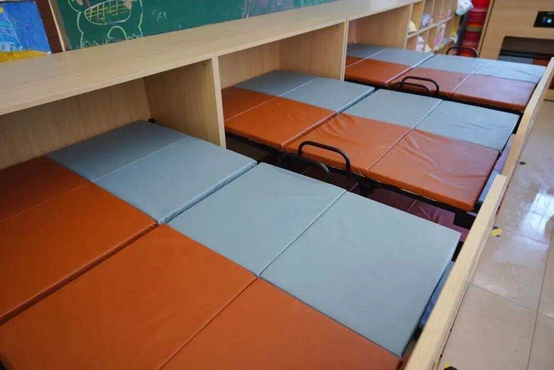 新国标前广深两地已解锁“躺平午休”冰球突破技巧中小学生午休课桌椅出(图4) 新国标前广深两地已解锁“躺平午休”冰球突破技巧中小学生午休课桌椅出(图4)