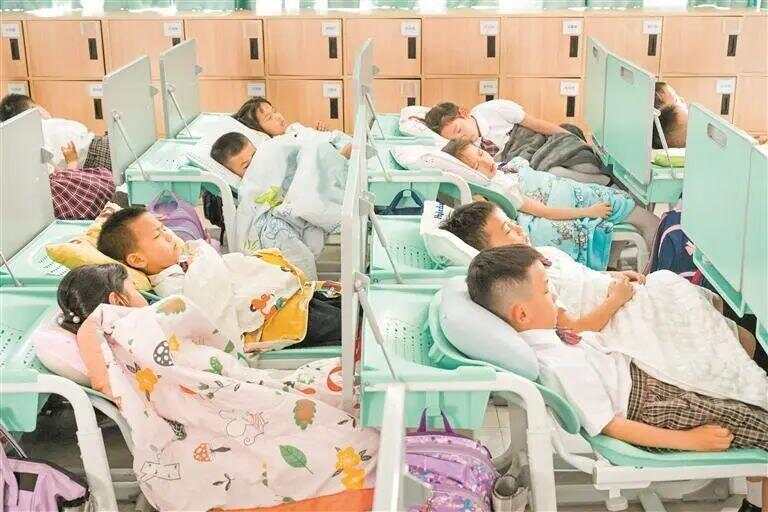 新国标前广深两地已解锁“躺平午休”冰球突破技巧中小学生午休课桌椅出(图6) 新国标前广深两地已解锁“躺平午休”冰球突破技巧中小学生午休课桌椅出(图6)