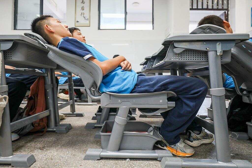 新国标前广深两地已解锁“躺平午休”冰球突破技巧中小学生午休课桌椅出(图7) 新国标前广深两地已解锁“躺平午休”冰球突破技巧中小学生午休课桌椅出(图7)